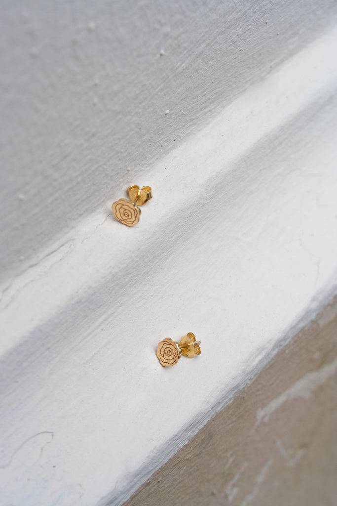JUKSEREI ROSE EAR STUDS Im Verkauf