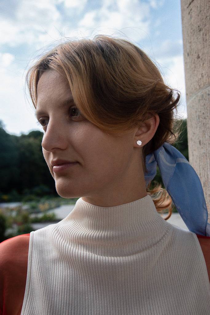 JUKSEREI ROSE EAR STUDS Im Verkauf