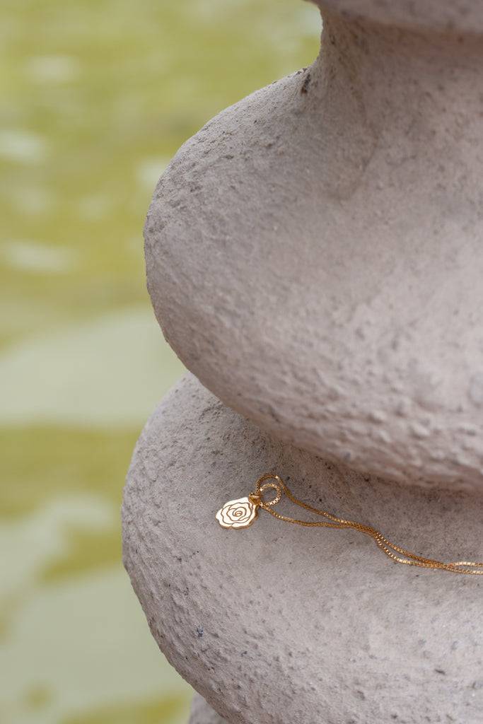 JUKSEREI ROSE NECKLACE Verkauf