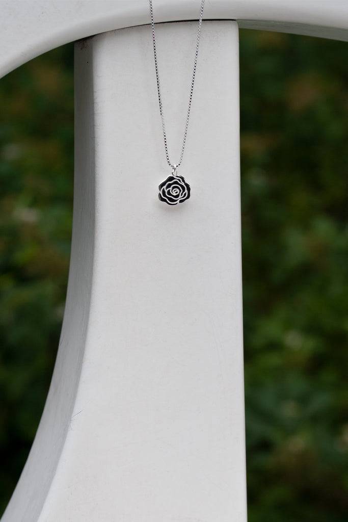 JUKSEREI ROSE NECKLACE Verkauf