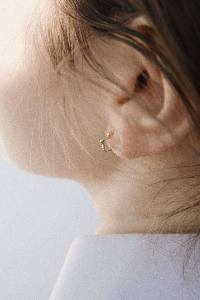 JUKSEREI PINA EAR STUD · GOLD · B-STOCK Rabatt