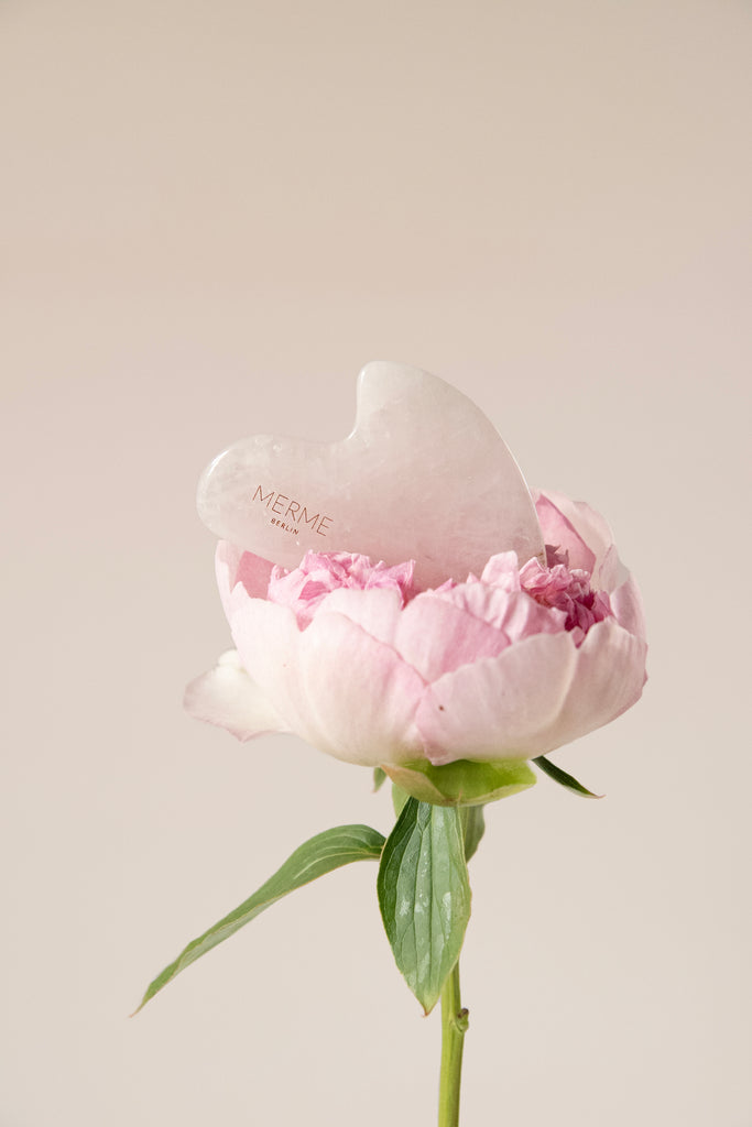 JUKSEREI MERME · ROSE QUARTZ GUA SHA Muttertagsangebot