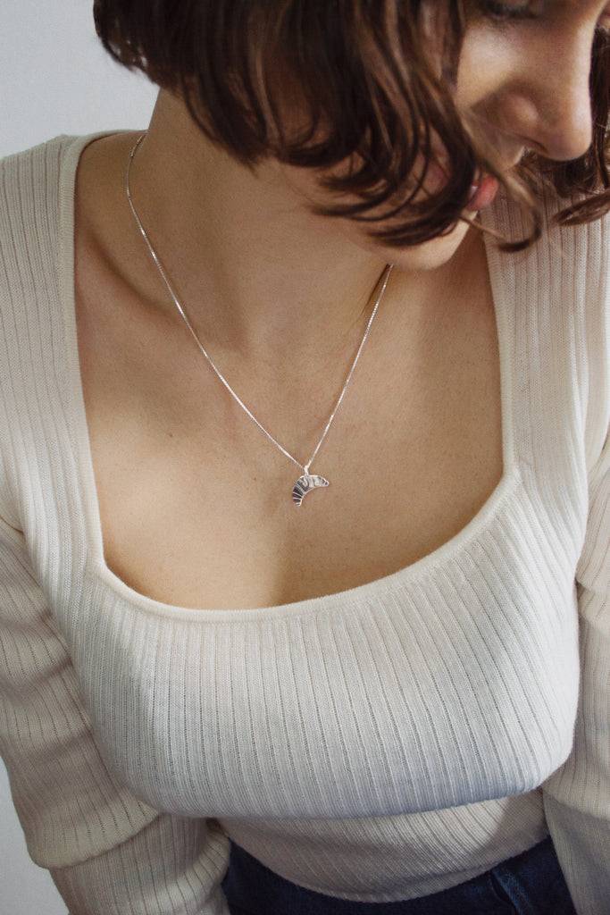JUKSEREI CROISSANT NECKLACE Kostenloser Versand international