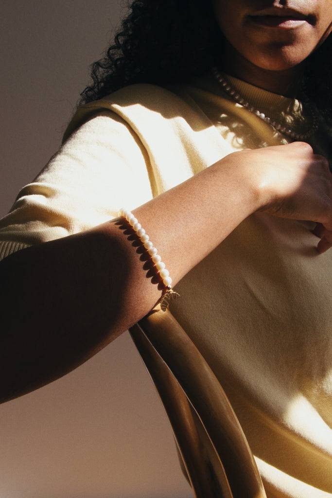 JUKSEREI CROISSANT PEARL BRACELET Meist gekauft