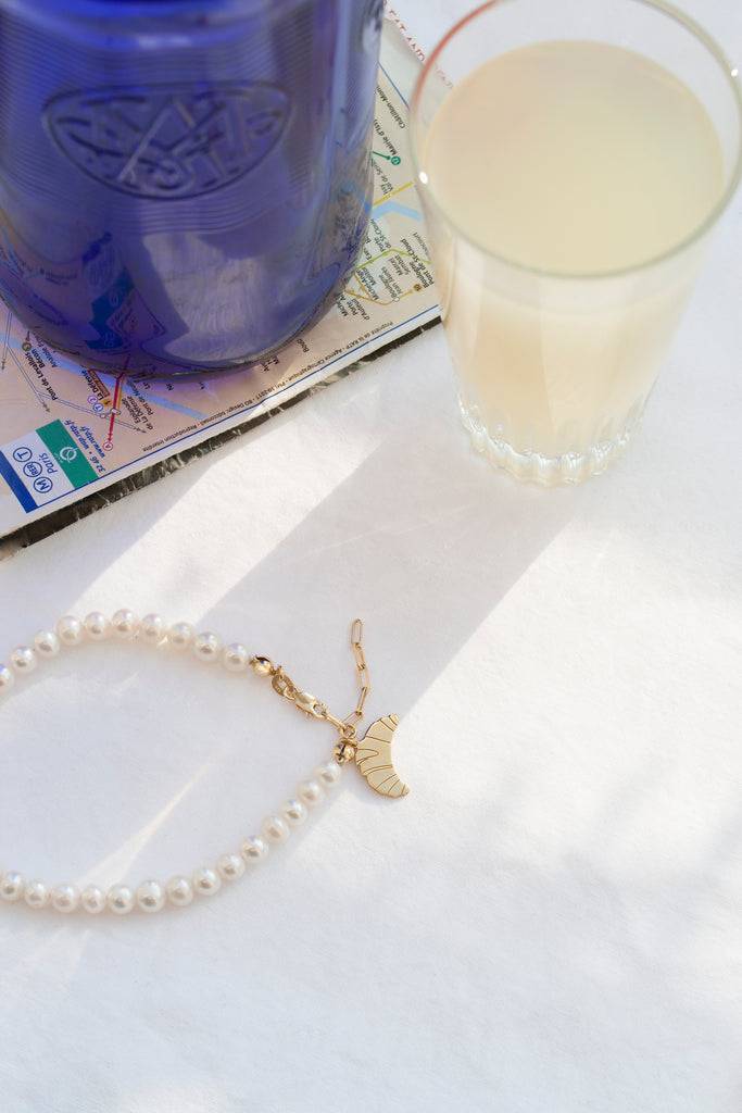 JUKSEREI CROISSANT PEARL BRACELET Meist gekauft