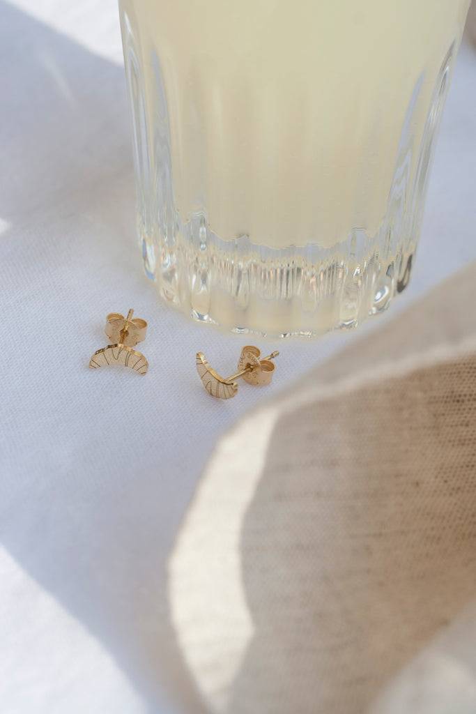 JUKSEREI CROISSANT EAR STUDS Kostenloser Versand