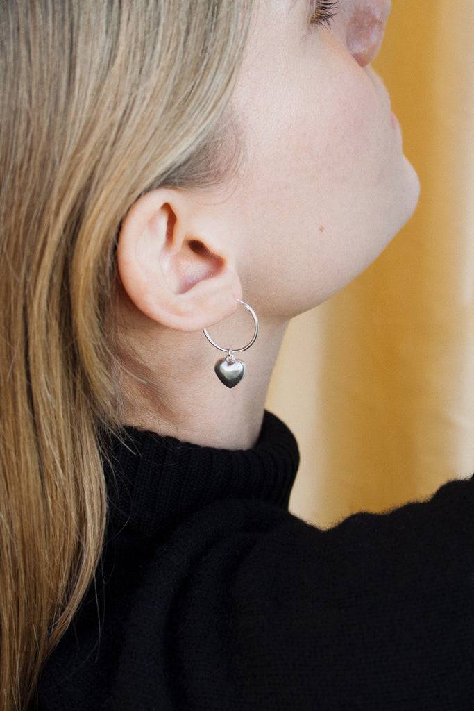 JUKSEREI AMORE CHARM EARRINGS Bis zu 50% Rabatt