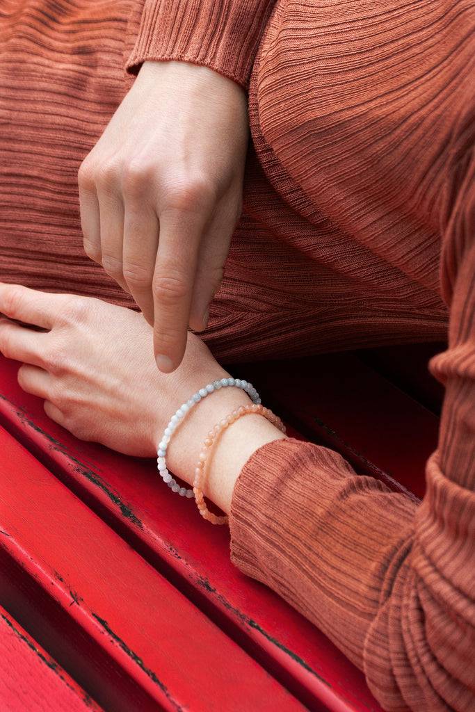 JUKSEREI BIRTHSTONE BUNGEE BRACELET Vierteljährliche Förderung