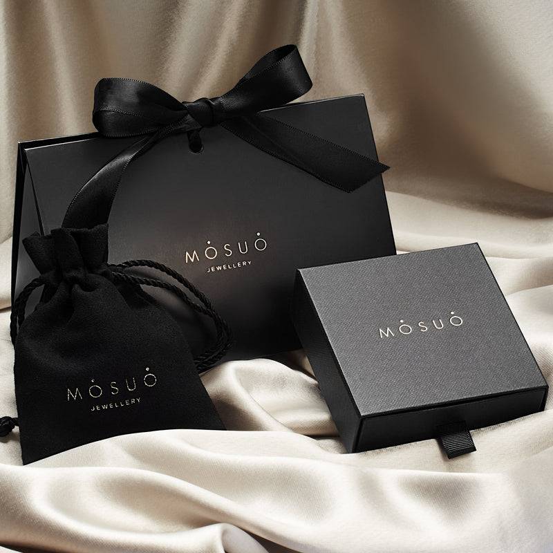 Mosuo Jewellery Diamant Buchstaben Halskette “E” - Vermeil Speichern exportieren