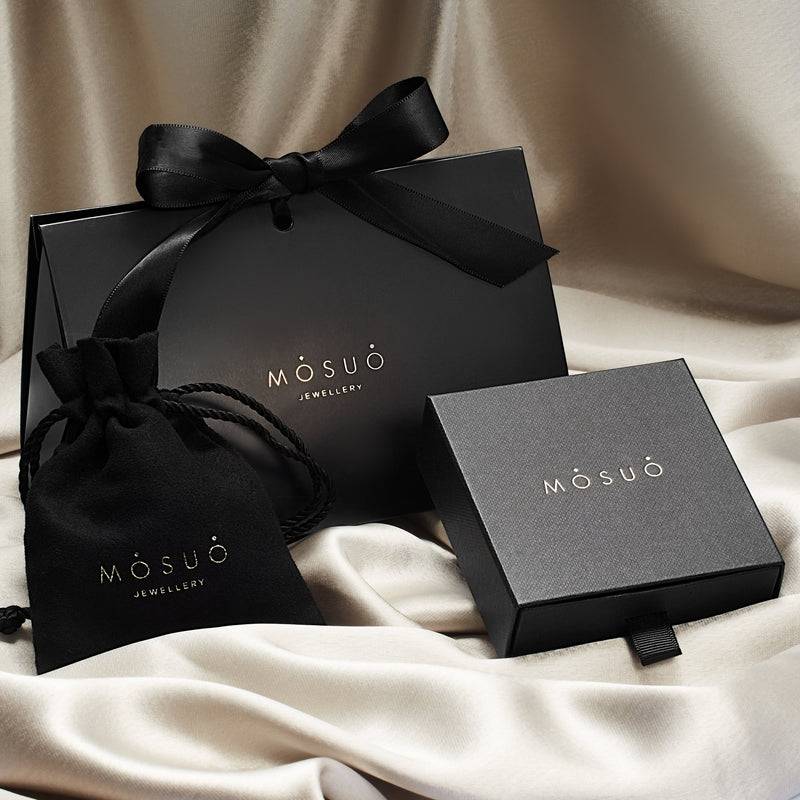 Mosuo Jewellery Diamant Buchstaben Halskette “J” - Vermeil Rabatte dieses Monats
