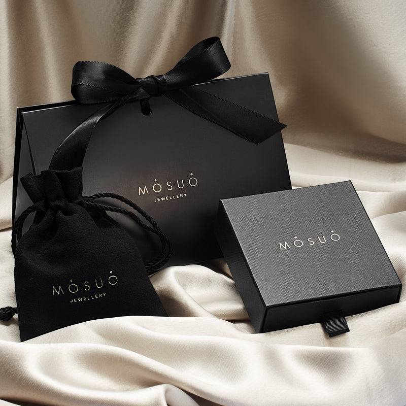 Mosuo Jewellery Diamant Buchstaben Halskette “V”- Vermeil Meist gekauft