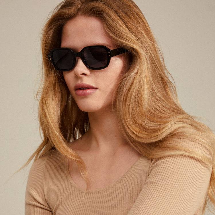 Pilgrim NELLA Recycelte Sonnenbrille Schwarz/Gold Tiefpreis