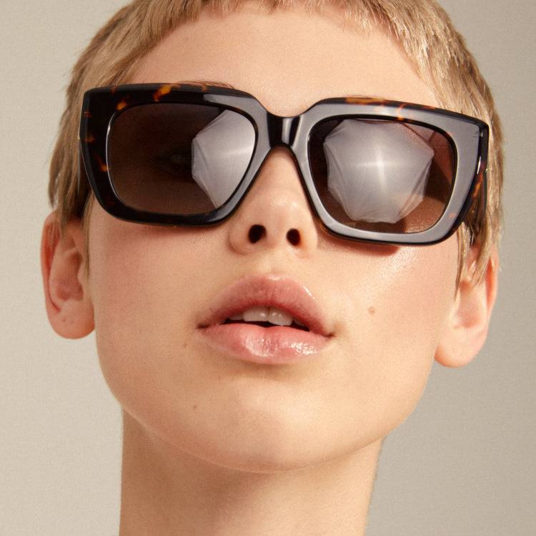 Pilgrim JOGLI Recycelte Sonnenbrille Schildpatt-Braun/Gold Kostenlose Rückgabe