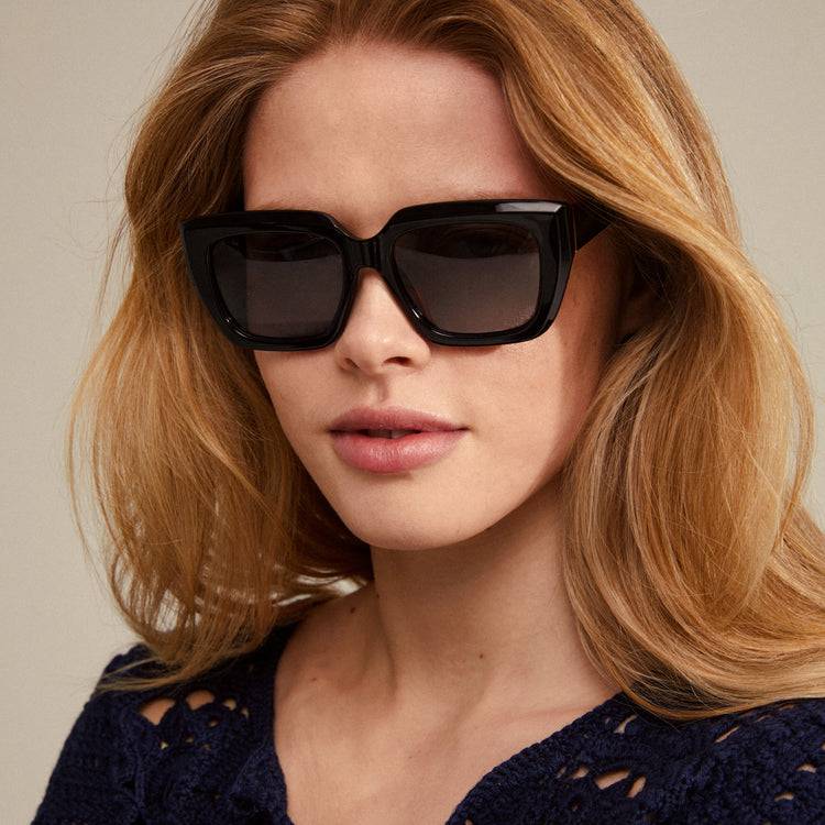 Pilgrim JOGLI Recycelte Sonnenbrille Schwarz/Gold Versandkostenfrei