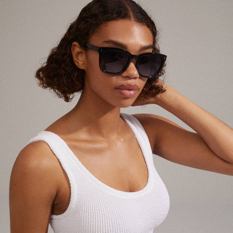 Pilgrim KATYA recycelte ikonische Retro-Sonnenbrille schwarz Fabrikpreis