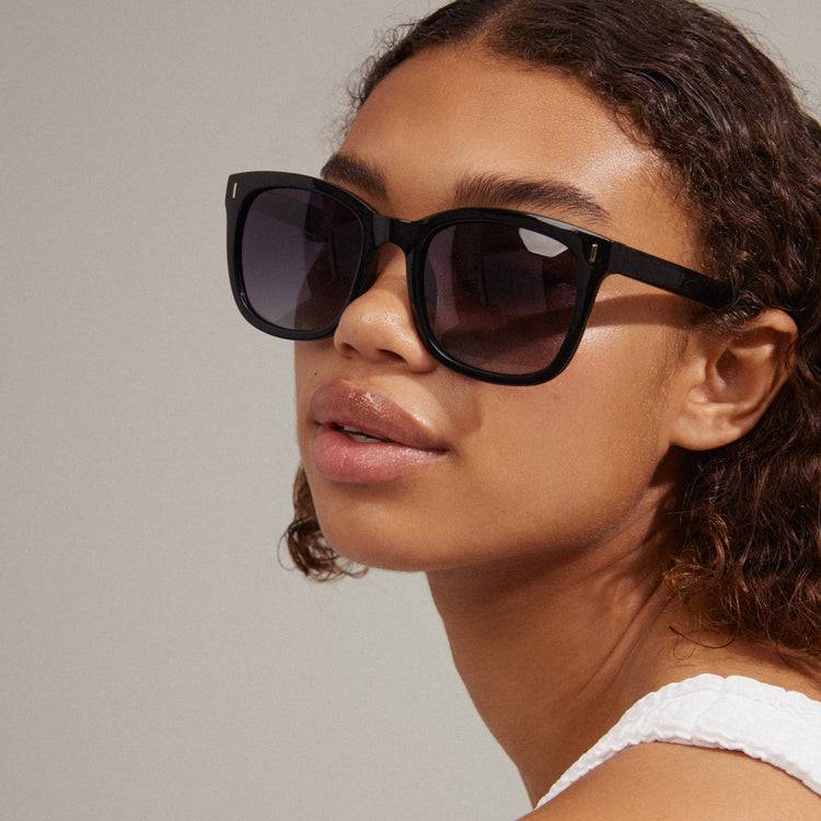 Pilgrim KATYA recycelte ikonische Retro-Sonnenbrille schwarz Fabrikpreis