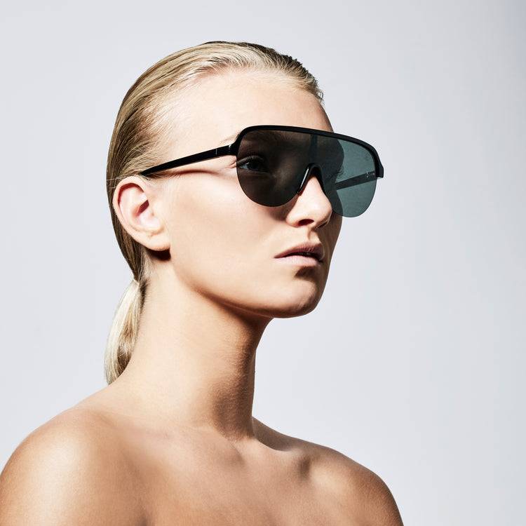 Pilgrim BINNIE Shield Sonnenbrille schwarz Neueste Stile