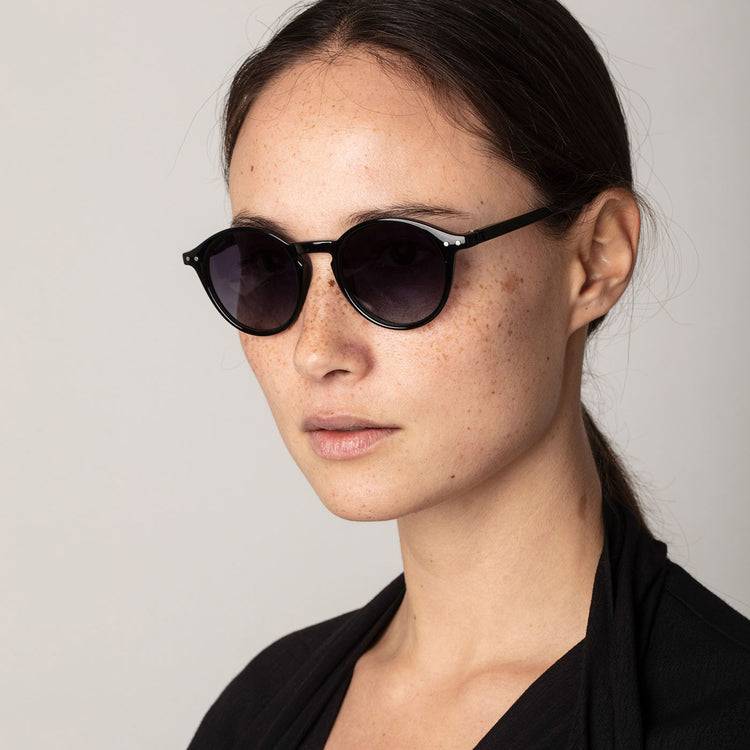 Pilgrim ROXANNE klassische runde Sonnenbrille, schwarz Sonderangebot der Fabrik