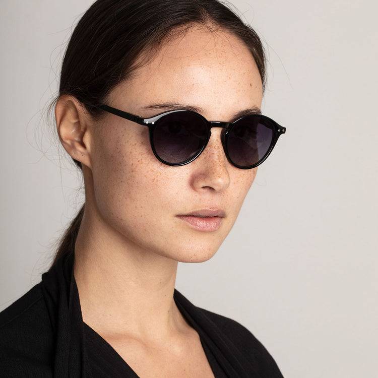 Pilgrim ROXANNE klassische runde Sonnenbrille, schwarz Sonderangebot der Fabrik