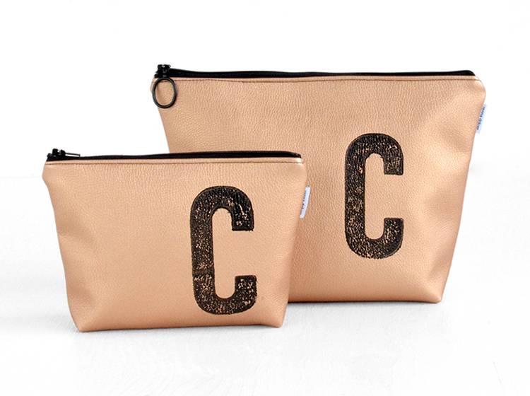 Renna Deluxe Kosmetiktasche Metallic KUPFER mit Buchstabe / vegan Neuheiten