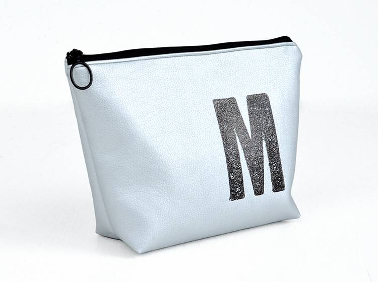 Renna Deluxe Waschtasche Metallic SILBER mit Buchstabe vegan Saisonschlussverkauf