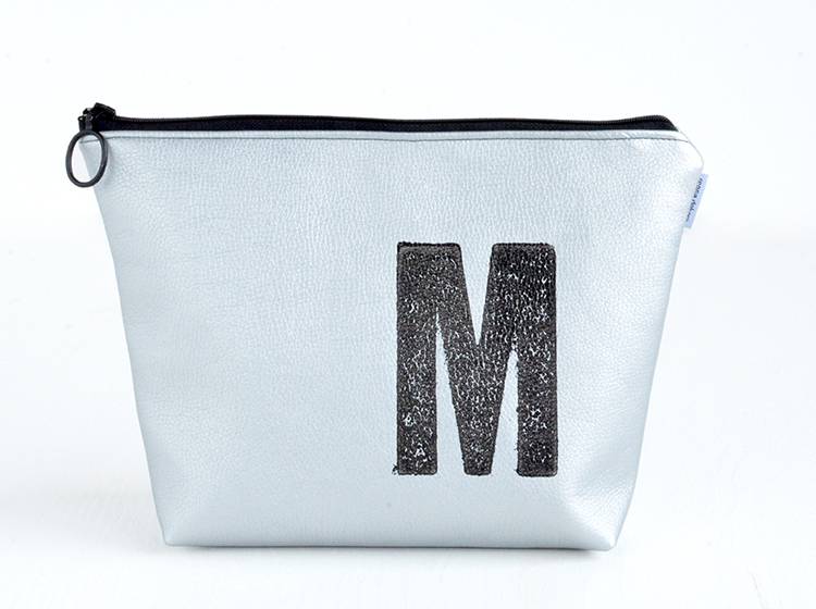 Renna Deluxe Waschtasche Metallic SILBER mit Buchstabe vegan Saisonschlussverkauf