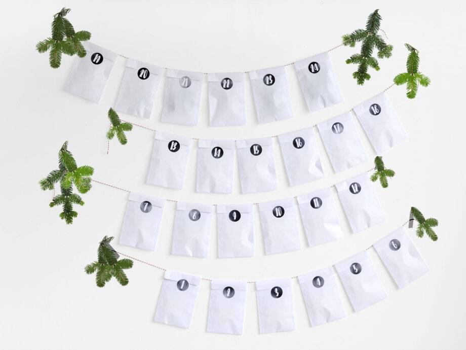 Renna Deluxe Adventskalender weiß mit schwarzen Aufklebern Räumungsverkauf