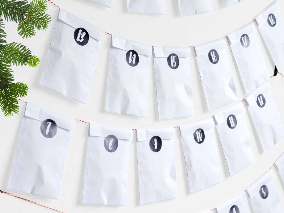Renna Deluxe Adventskalender weiß mit schwarzen Aufklebern Räumungsverkauf