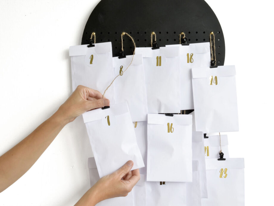 Renna Deluxe Adventskalender SILBER metallic mit weißen Tüten Vierteljährliche Förderung
