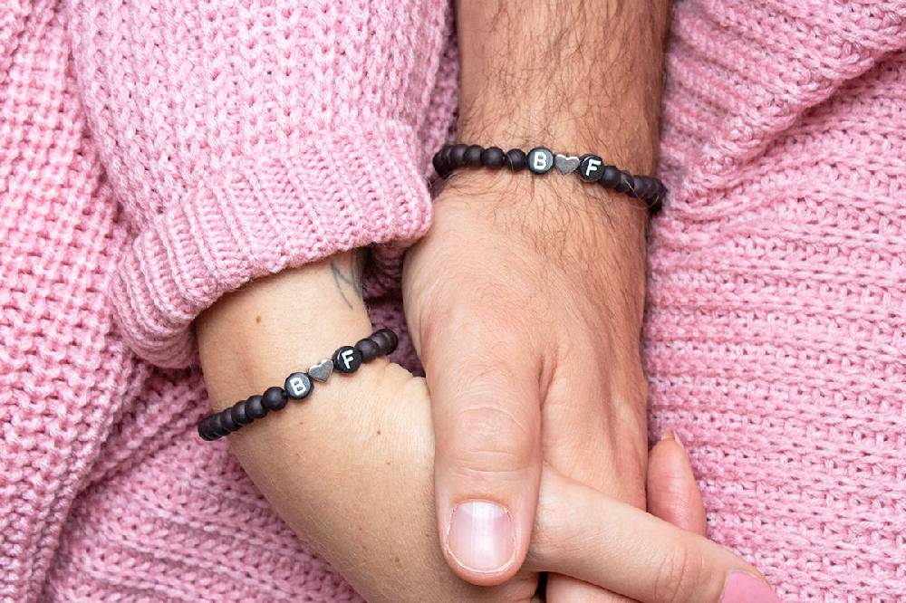 Sadingo Partnerarmband-Set aus schwarzen Acrylperlen Schlussverkauf