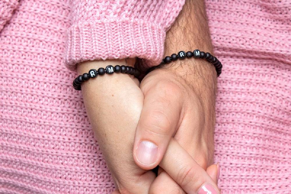 Sadingo Partnerarmband-Set aus schwarzen Acrylperlen Heißer Verkauf