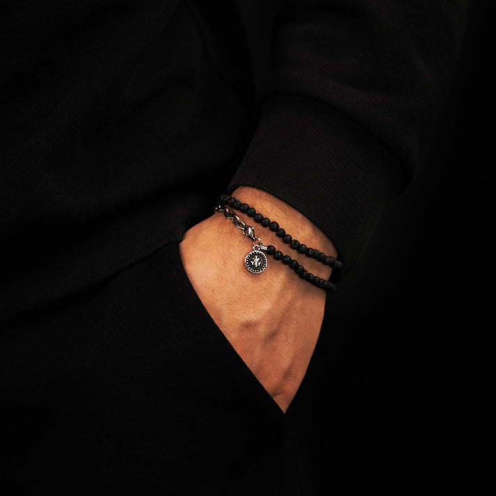 Save Brave Doppeltes Armband aus dunkelgrauen Jasperperlen & Fleur de Lys Anhänger Osterangebot