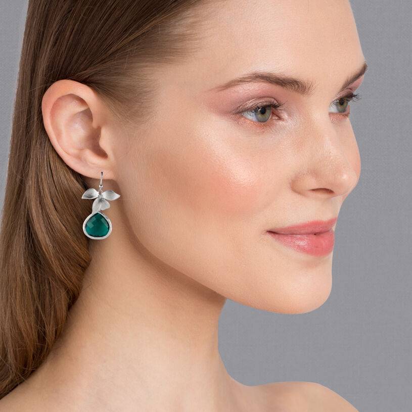 SchwesterSchwester Silberfarbener Ohrhänger und vierblättrige Blüte mit Tropfen in Smaragdgrün von Janne von der Heide Sonderangebot