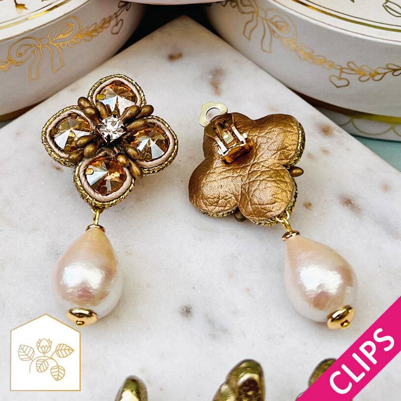 SchwesterSchwester Blüten-Soutache-Ohrclips in Gold und Champagner mit Baumwolltropfen Black Friday