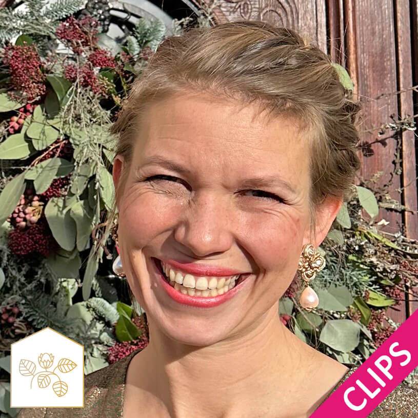 SchwesterSchwester Blüten-Soutache-Ohrclips in Gold und Champagner mit Baumwolltropfen Black Friday