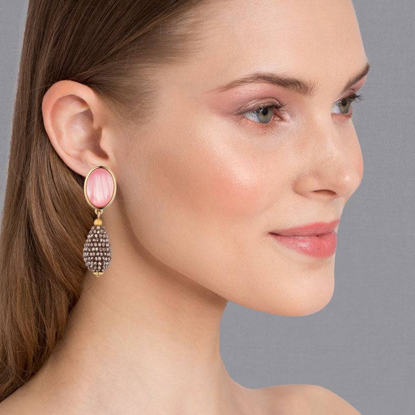 SchwesterSchwester Rosafarbene Ohrstecker mit glitzerndem champagnerfarbenem Tropfen von AmuseToi Letzte 2 Tage