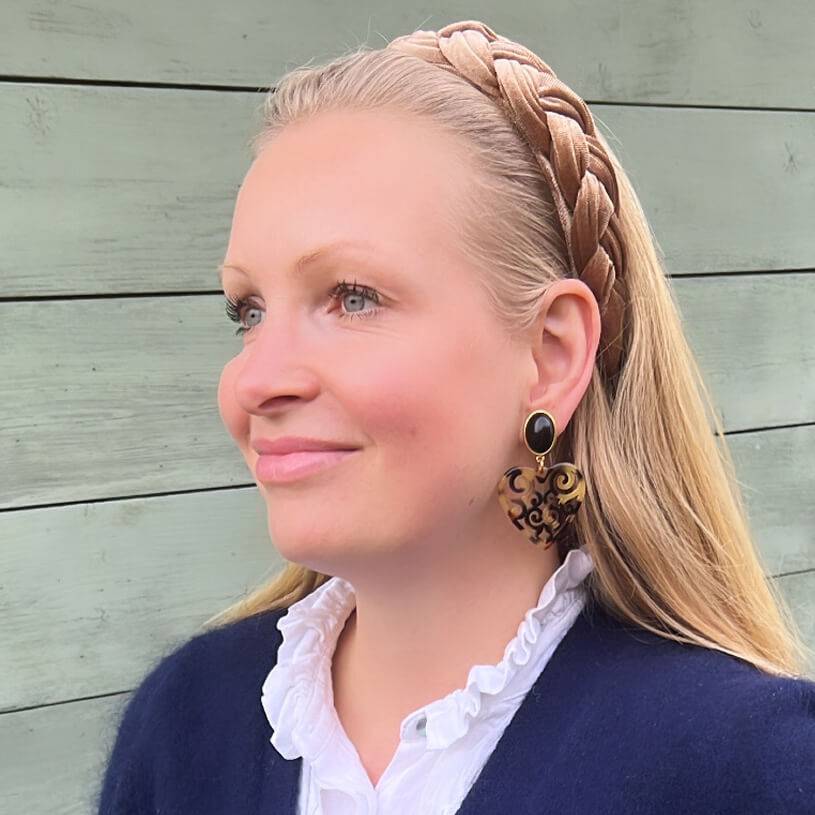 SchwesterSchwester Schöne Herz-Ohrringe mit schwarzen Ohrsteckern und Herz-Ornamenten in Schildpattfarben Im Verkauf