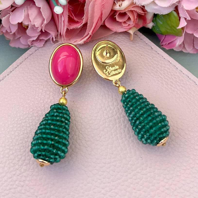 SchwesterSchwester Pinkfarbene Ohrstecker mit glitzerndem dunkelgrünen Tropfen von AmuseToi 2025
