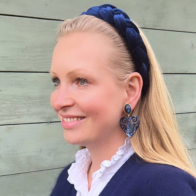 SchwesterSchwester Schöne Herz-Ohrringe mit dunkelblauen Ohrsteckern und schimmernden Herz-Ornamenten von AmuseToi Schlussverkauf