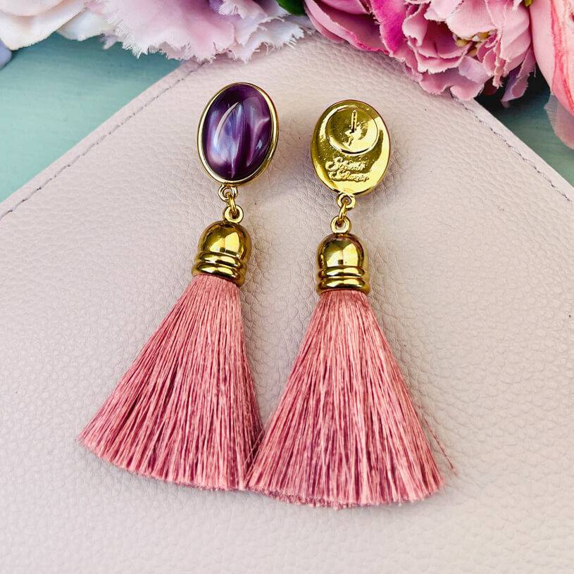 SchwesterSchwester Quasten Ohrringe als Ohrstecker in Amethyst mit Quaste in Puderrosa von AmuseToi Kostenloser Versand