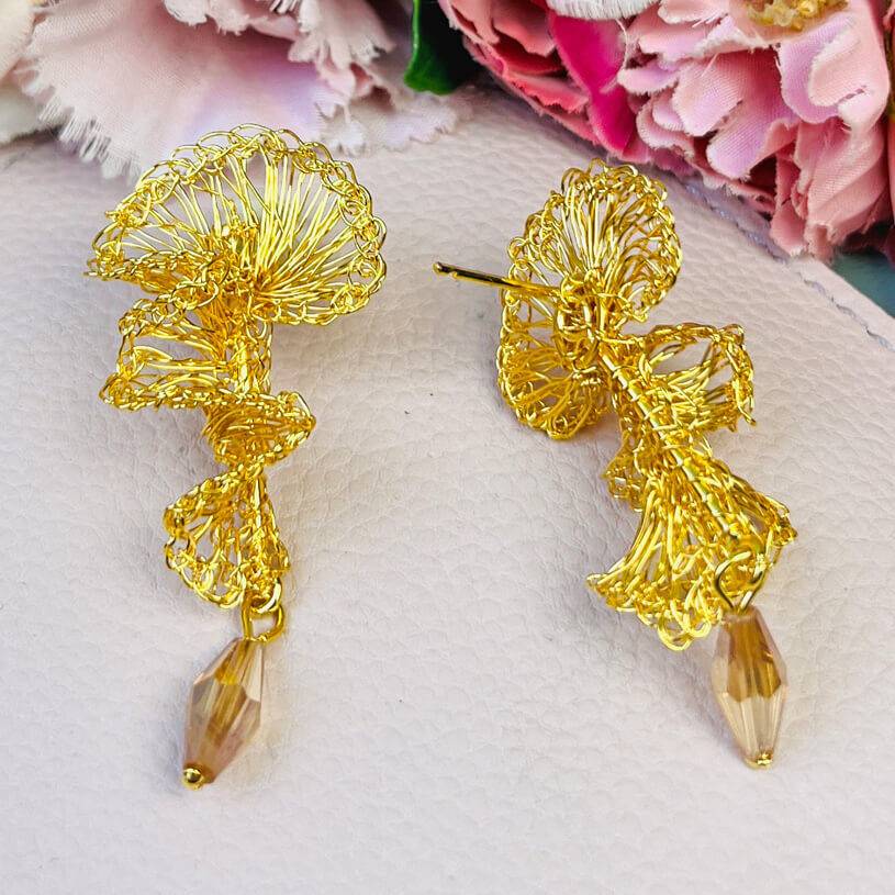 SchwesterSchwester Designer Ohrringe aus goldenen Drähten mit Tropfen Flash Sale