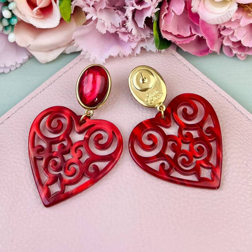 SchwesterSchwester Schöne Ohrringe in schimmerndem Rot mit Herz-Ornamenten von AmuseToi Preisnachlass