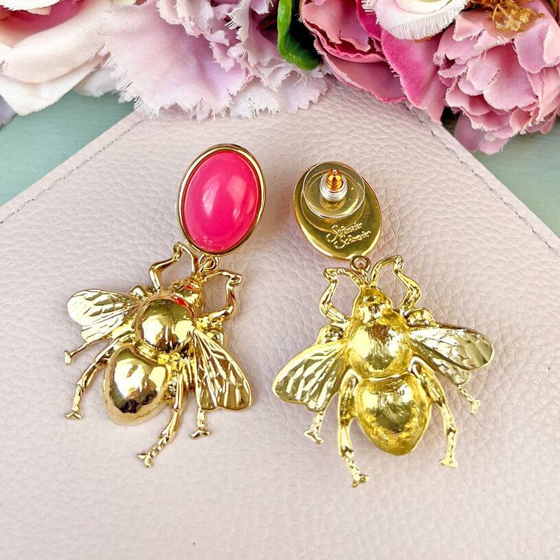 SchwesterSchwester Pinkfarbener Ohrstecker mit goldener Hummel von AmuseToi Vatertagsangebot
