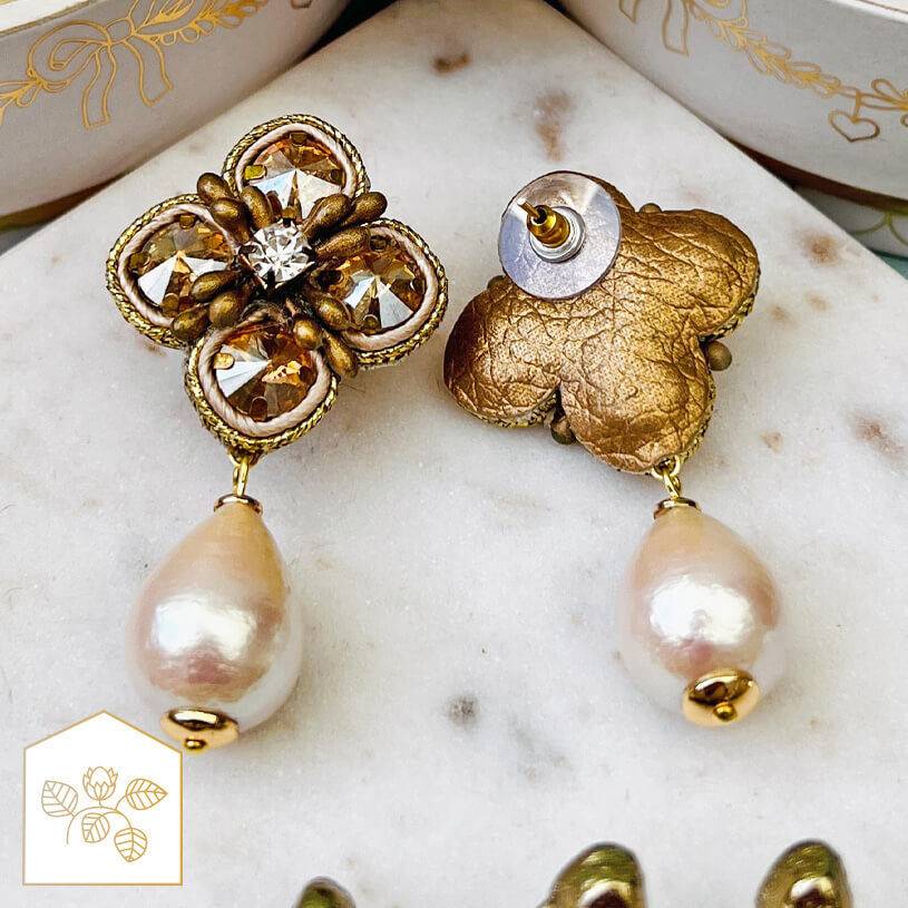 SchwesterSchwester Blüten-Soutache-Ohrstecker in Gold und Champagner mit Baumwolltropfen Valentinstagsangebot