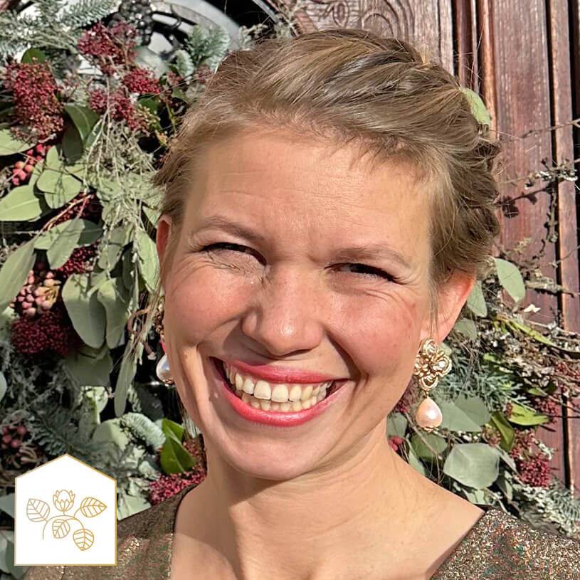 SchwesterSchwester Blüten-Soutache-Ohrstecker in Gold und Champagner mit Baumwolltropfen Valentinstagsangebot