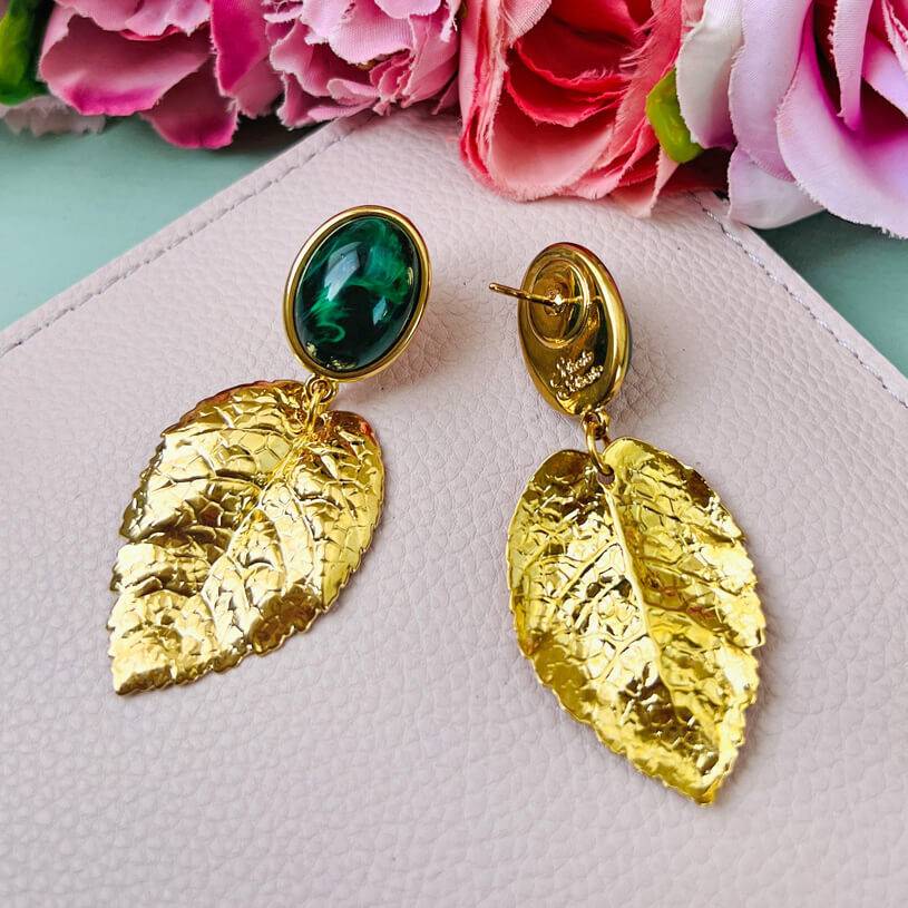 SchwesterSchwester Dunkelgrüner Ohrstecker mit großem goldenen Blatt von AmuseToi Lagerräumung