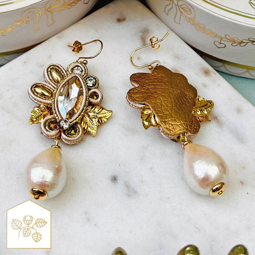 SchwesterSchwester Raffinierte Soutache-Ohrhänger in Gold und Champagner mit Baumwolltropfen Sonderangebote