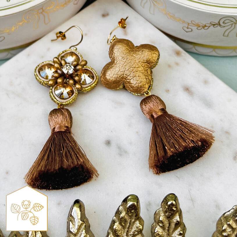 SchwesterSchwester Blüten-Soutache-Ohrhänger in Gold und Champagner mit brauner Quaste Riesige Ersparnisse