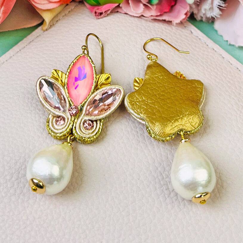 SchwesterSchwester Schöne Soutache-Ohrhänger in Rosa und zartem Gold mit Baumwolltropfen Tiefpreis