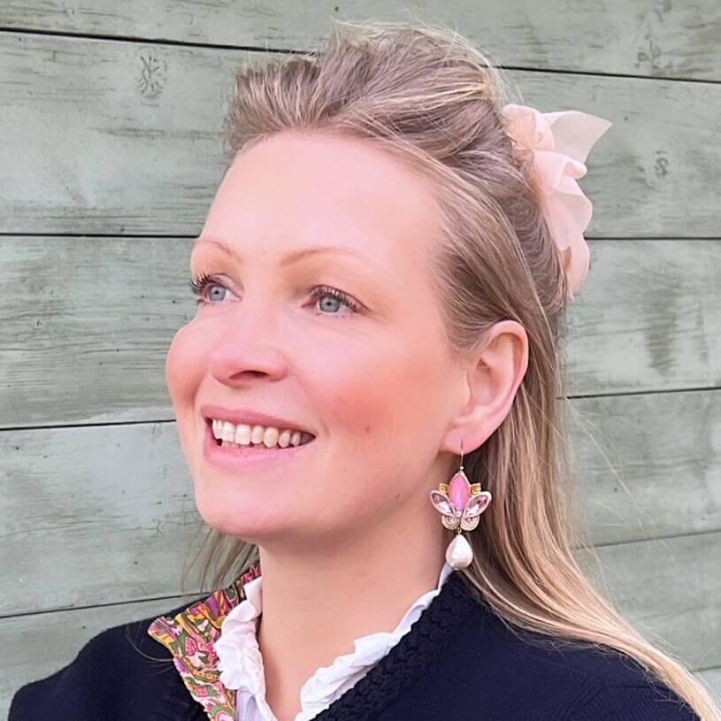 SchwesterSchwester Schöne Soutache-Ohrhänger in Rosa und zartem Gold mit Baumwolltropfen Tiefpreis